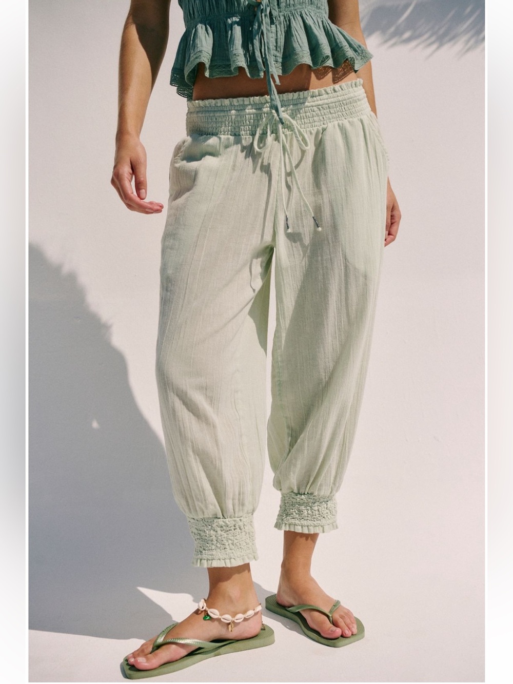 Free People Taye Smocked Cotton Capris NWT XS/S - Picture 4 of 8